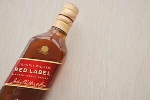 Kyiv, Ukraine - novembre 27, 2023 johnnie marcheur rouge étiquette scotch whisky bouteille photo