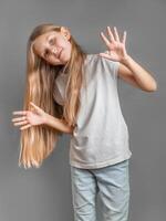 portrait de mignonne peu fille avec longue lumière cheveux photo