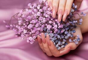 femelle mains avec rose clou conception tenir gypsophile fleurs. photo