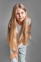 portrait de mignonne peu fille avec longue lumière cheveux photo