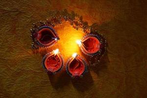 joyeux diwali - lampes diya allumées pendant la célébration de diwali. Des lanternes colorées et décorées sont allumées la nuit à cette occasion avec des rangoli de fleurs, des bonbons et des cadeaux. photo