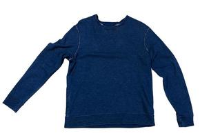 sweat-shirt bleu marine isolé sur blanc, pull en jean mock up. sweatshirts bleu en studio photo isolé sur blanc