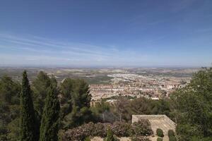 chemins autour Père Noël catalina Château dans jaen, Espagne. magnifique vues à le Haut de le Père Noël catalina colline. photo