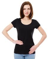 belle fille en t-shirt noir vierge sur fond blanc photo