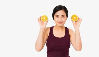 beauté asiatique femme japonaise tenir oranges.beauty concept. belle adolescente joyeuse avec des taches de rousseur, une coiffure rouge drôle et un maquillage jaune. tranche d'orange photo