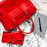 sac et accessoires en cuir rouge photo