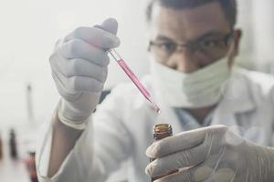 scientifique expérimental tenant un tube scientifique en laboratoire photo