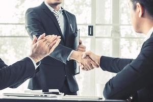 les gens d'affaires se serrant la main pour coopérer et faire des affaires avec succès