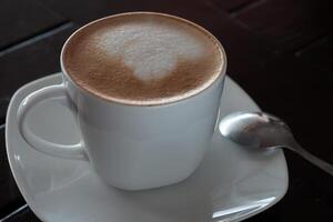 une tasse de chaud cappuccino café avec crème photo