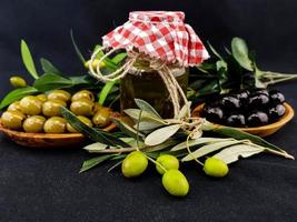 huile d'olive pressée à froid avec branche et fruits