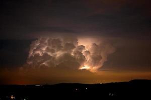 orage, obscurité, nuages sombres orageux se déplaçant dans le ciel, vitesse d'obturation lente. photo