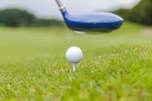 club de golf et balle de golf sur terrain de golf photo