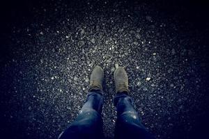 bottes pour hommes dans une forêt photo