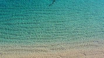 vue aérienne de la surface de l'océan avec de l'eau claire photo