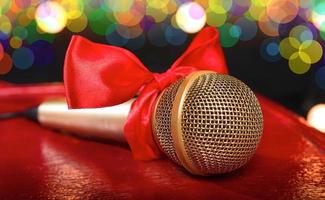 microphone doré sur fond en bois rouge et sombre avec de nombreuses lumières photo