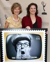 cathy argent la gauche et sœur nancy à le usps timbre dévoilement de timbres honorer de bonne heure télévision méméoris à le la télé académie dans non Hollywood, Californie sur août 11, 2009 2009 photo