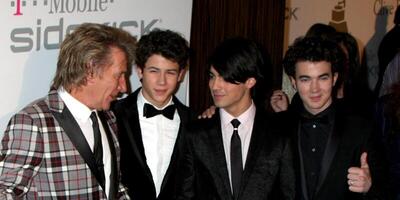 barre stewart le jonas frères en arrivant à le pré-grammy fête honorer Clive Davis à le Beverly Hilton Hôtel dans Beverly collines, Californie sur février 7, 2009 photo