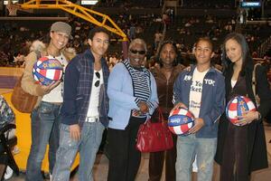 tia, tamara, taj mowrey et leur mère, grand-mère, et frère Harlem globe-trotters Jeu agrafes centre los anges, Californie février 20, 2006 photo