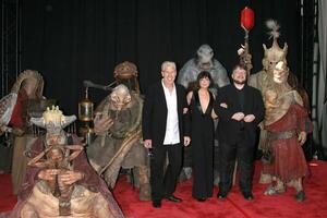 Ron perlman Selma blair guillermo del toro pose avec personnages de le film pendant une photo opportunité pirater à le première de hellboy 2 à le village théâtre dans bois de l'ouest Californie en juin 28 2008