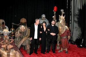 Ron perlman Selma blair guillermo del toro pose avec personnages de le film pendant une photo opportunité pirater à le première de hellboy 2 à le village théâtre dans bois de l'ouest Californie en juin 28 2008