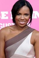 Kiely Williams sur le rouge tapis arriver à le première de maison lapin à le l'homme village théâtre dans bois de l'ouest, Californie sur août 20, 2008 photo