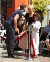 hugh jackman épouse déborrale fureur avec fille ava et fils oscar à le hugh jackman empreinte de main empreinte la cérémonie à graumans chinois théâtre parvis dans los angeles Californie sur avril 21 2009 photo