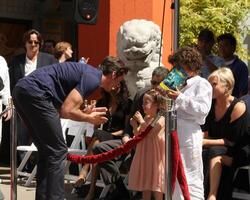 hugh jackman épouse déborrale fureur avec fille ava et fils oscar à le hugh jackman empreinte de main empreinte la cérémonie à graumans chinois théâtre parvis dans los angeles Californie sur avril 21 2009 photo