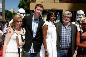 George Lucas, famille, petite amie étoile guerres le cloner guerres première égyptien théâtre los anges, Californie août dix, 2008 photo