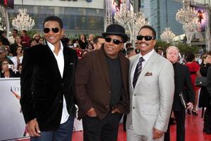 tito, Jackie, marlon Jackson en arrivant à le cette est il première nokia théâtre à la vivre los anges, Californie octobre 27, 2009 photo