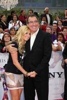 Ashley tisdale Kenny ortega en arrivant à le cette est il première nokia théâtre à la vivre los anges, Californie octobre 27, 2009 photo