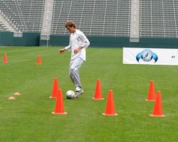 David beckham démontre football compétences pour les enfants après presse conférence à annoncer football académie début dans tomber 2005 à le Accueil dépôt centre dans donc Californie. Carson, Californie juin 2, 2005 photo