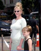 mélanie Griffith et sa fille stella banderas charlie le Chocolat usine monde première de Grauman chinois théâtre los anges, Californie juillet dix, 2005 photo