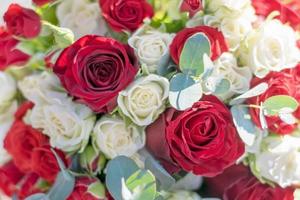 bouquet de mariée avec rose rouge