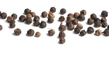 graines de poivre noir sur fond blanc photo