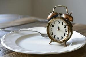 ai généré jeûne, un blanc assiette et un alarme horloge. photo