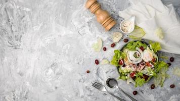 concept pour un repas végétarien savoureux et sain. vue de dessus salade grecque sur fond de pierre. salade de légumes bio. photo