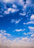 nuages duveteux dans le ciel bleu avec la lumière du matin du lever du soleil photo