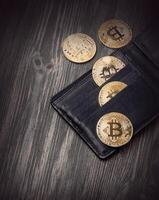 populaire crypto-monnaie dans cuir portefeuille photo
