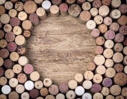 du vin bouchons sur en bois photo