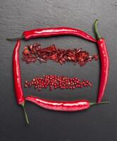 le Chili poivre sur une noir table photo