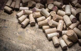 bouchons de vin sur table en bois photo