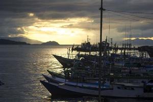 fond de coucher de soleil avec la silhouette des navires photo