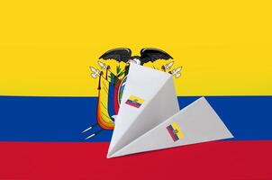 équateur drapeau représenté sur papier origami avion. Fait main les arts concept photo