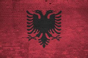Albanie drapeau représenté dans peindre couleurs sur vieux brique mur. texturé bannière sur gros brique mur maçonnerie Contexte photo