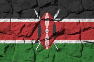 Kenya drapeau représenté dans peindre couleurs sur vieux pierre mur fermer. texturé bannière sur Roche mur Contexte photo