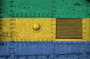 Gabon drapeau représenté sur côté partie de militaire blindé réservoir fermer. armée les forces conceptuel Contexte photo
