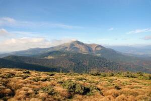 monter hoverla pendaison de pointe de le ukrainien Carpates contre le Contexte de le ciel photo