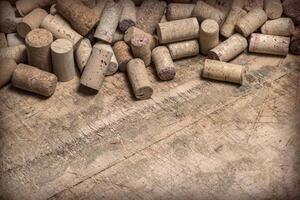 bouchons de vin sur table en bois photo