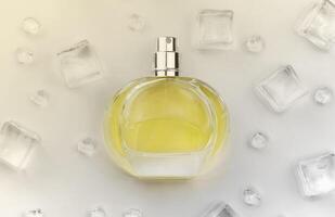 bouteille jaune de parfum féminin, photographie objective de la bouteille de parfum dans des glaçons et de l'eau sur un tableau blanc. vue d'en-haut. photo de produit maquette, concept de fraîcheur