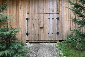 vieux en bois porte de ferme Grange fabriqué avec Fait main bois planches photo